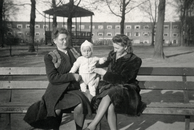 845158 Afbeelding van mw. Mien Bruinsma-Magielse (links) met haar zus Marie Magielse en tussen hen in Johnny, op een ...